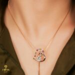 گردنبند کرواتی قلبی نگین زرشکی ژوپینگ - تصویر 2